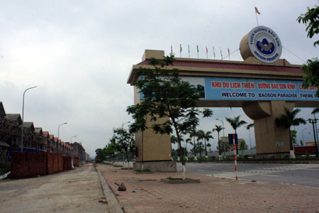 Ngay trước cổng vào khu công viên Thiên đường Bảo Sơn là dãy nhà đang thi công dang dở, lác đác có vài công nhân
