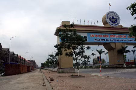 Ngay trước cổng vào khu công viên Thiên đường Bảo Sơn là dãy nhà đang thi công dang dở, lác đác có vài công nhân