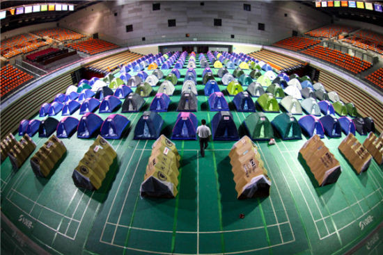 Những lều trú này được thiết kế với màu sắc sặc sỡ và đặt ở giữa sân khu thể dục thể thao trong nhà 