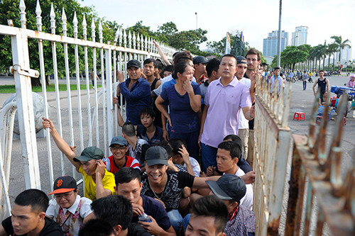 Rào chắn barie được lực lượng an ninh dựng lên để kiểm soát lượng người vào mua vé.