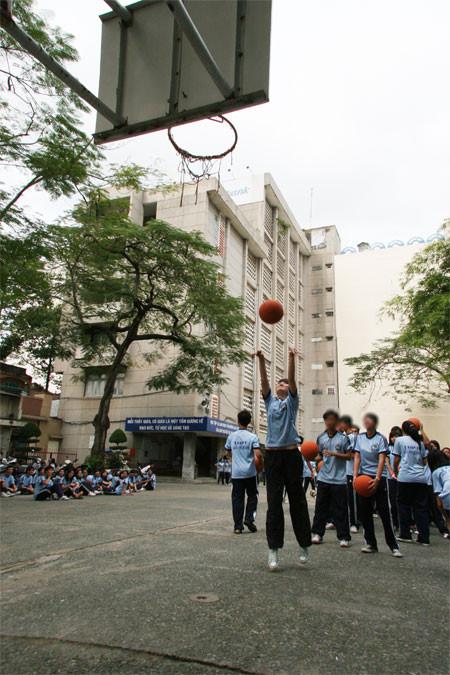 Học sinh trong giờ tập thể dục - Ảnh: Trần Ka