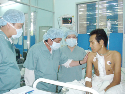 Có bác sĩ phải bồi thường, xin lỗi nhưng không ít bác sĩ bỏ ngỏ trách nhiệm khi mổ nhầm bệnh nhân. Ảnh: L.N. Có bác sĩ phải bồi thường, xin lỗi nhưng không ít bác sĩ bỏ ngỏ trách nhiệm khi mổ nhầm bệnh nhân Ảnh: L.N