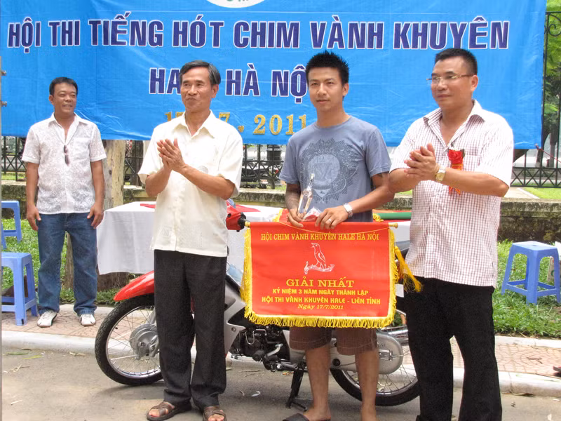 Phần thưởng giành cho chủ có chim đoạt giải nhất gồm một chiếc xe máy Wave Alpha, cờ và cup lưu niệm của ban tổ chức