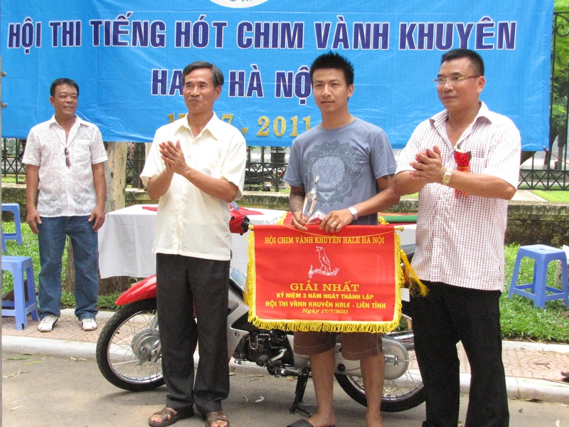 Phần thưởng giành cho chủ có chim đoạt giải nhất gồm một chiếc xe máy Wave Alpha, cờ và cup lưu niệm của ban tổ chức