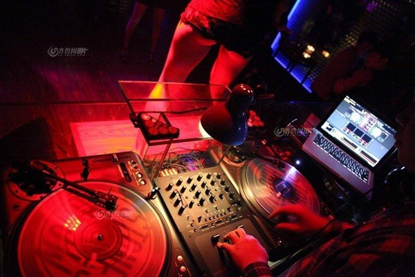 A Hao giấu giếm cha mẹ làm việc tại quán bar này từ khi tốt nghiệp trường nghệ thuật. Anh cho biết 