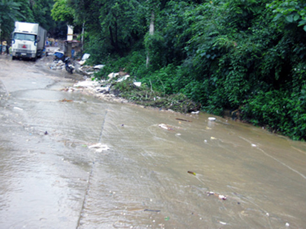 Chất thải từ bên kia biên giới đổ về Cốc Nam Ảnh: Duy Chiến