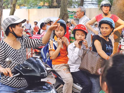 Nhiều phụ huynh đã bắt đầu ý thức đội MBH cho trẻ. Ảnh: Như Châu