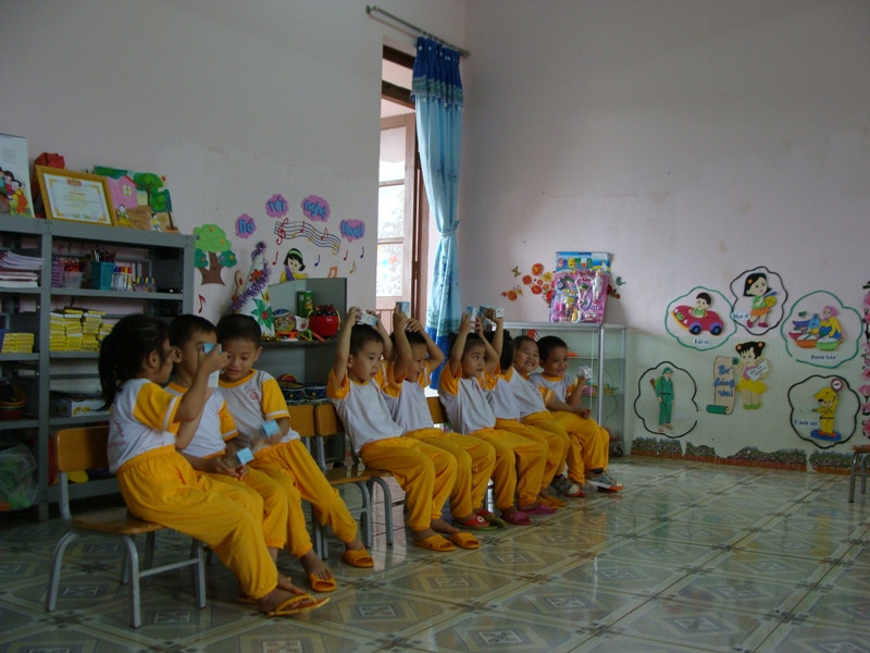 Học sinh trường mầm non Hoa Phượng Vàng thích thú nhận quà