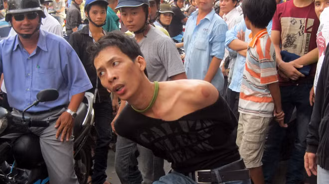 Những tên cướp táo tợn trên đường phố Sài Gòn đã bị công an và người dân bắt giữ. Ảnh: Mậu Trường - Hoàng Lộc - Sơn Bình