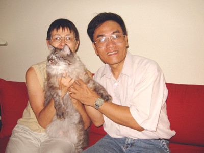 Bác sỹ Báu (phải) và bà Kelly bên chú mèo không mắt