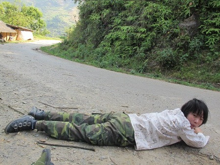 Cú ngã trời giáng của Kim Thu khi lao vào ổ gà vì nhập nhoạng tối. (Ảnh: NVCC)