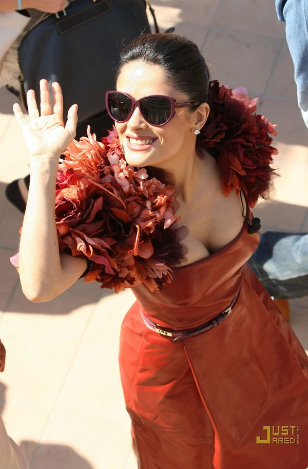 Salma Hayek khoe vòng một nổi tiếng tại LHP Cannes