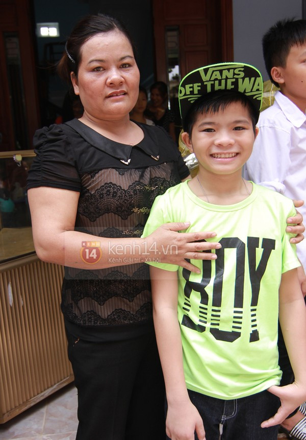 Nụ cười hạnh phúc của Quang Anh bên mẹ khi trở về nhà