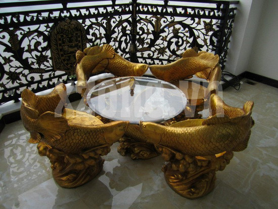 Bộ bàn ghế khá lạ mắt với hình cá chép. Vốn được xem như vật tượng trưng cho sự may mắn, đồ đạc mang hình cá chép thường được trưng bày tại nhà riêng của các doanh nhân