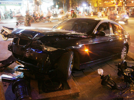 Xe BMW bị hư hỏng nặng phần đầu. Ảnh: An Nhơn