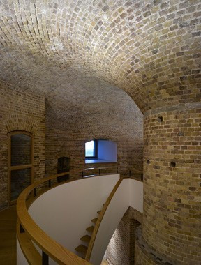 Nhiều lỗ thông gió lớn thay cho cửa sổ. Nhiều lỗ thông gió lớn thay cho cửa sổ