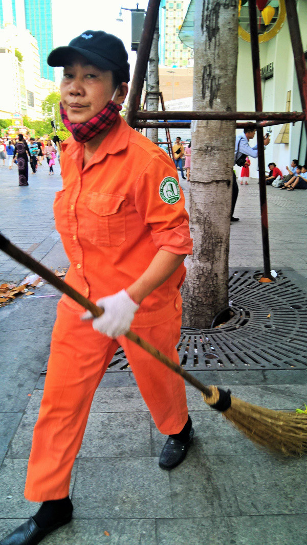 Những người phụ nữ 'quên Tết', lặng lẽ dọn rác đường hoa Nguyễn Huệ ảnh 10