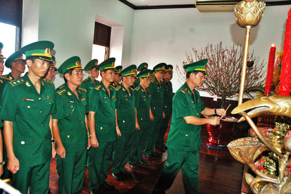 Cán bộ TPHCM dâng hương Chủ tịch Hồ Chí Minh dịp Tết Kỷ Hợi ảnh 3