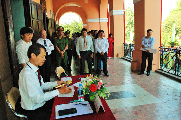 Cán bộ TPHCM dâng hương Chủ tịch Hồ Chí Minh dịp Tết Kỷ Hợi ảnh 1