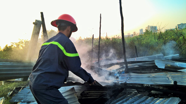 TPHCM: Liên tục cháy cánh đồng giữa khu dân cư quận 7 ảnh 3