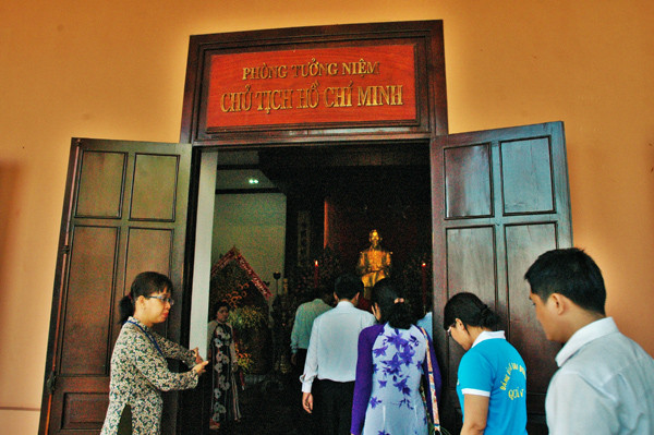 Cán bộ TPHCM dâng hương Chủ tịch Hồ Chí Minh dịp Tết Kỷ Hợi ảnh 2