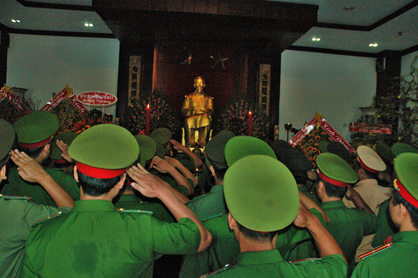 Cán bộ TPHCM dâng hương Chủ tịch Hồ Chí Minh dịp Tết Kỷ Hợi ảnh 4