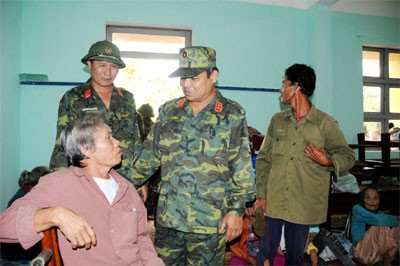 Trung tướng Lê Chiêm, Tư lệnh QK5 động viên bà con tránh bão. Trung tướng Lê Chiêm, Tư lệnh QK5 động viên bà con tránh bão