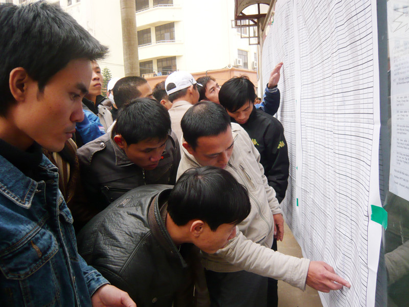 Lao động kiểm tra số báo danh trước khi vào phòng thi