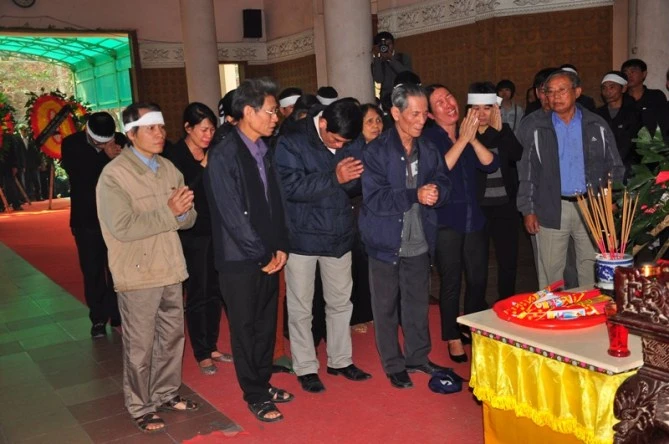 Người thân và bạn bè chị Huyền khóc thương người xấu số