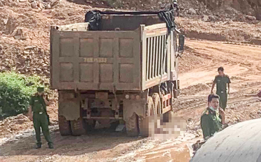 Cảnh sát , khám nghiệm hiện trường vụ việc trên công trình thi công cao tốc. Ảnh: TM. Cảnh sát , khám nghiệm hiện trường vụ việc trên công trình thi công cao tốc. Ảnh: TM.