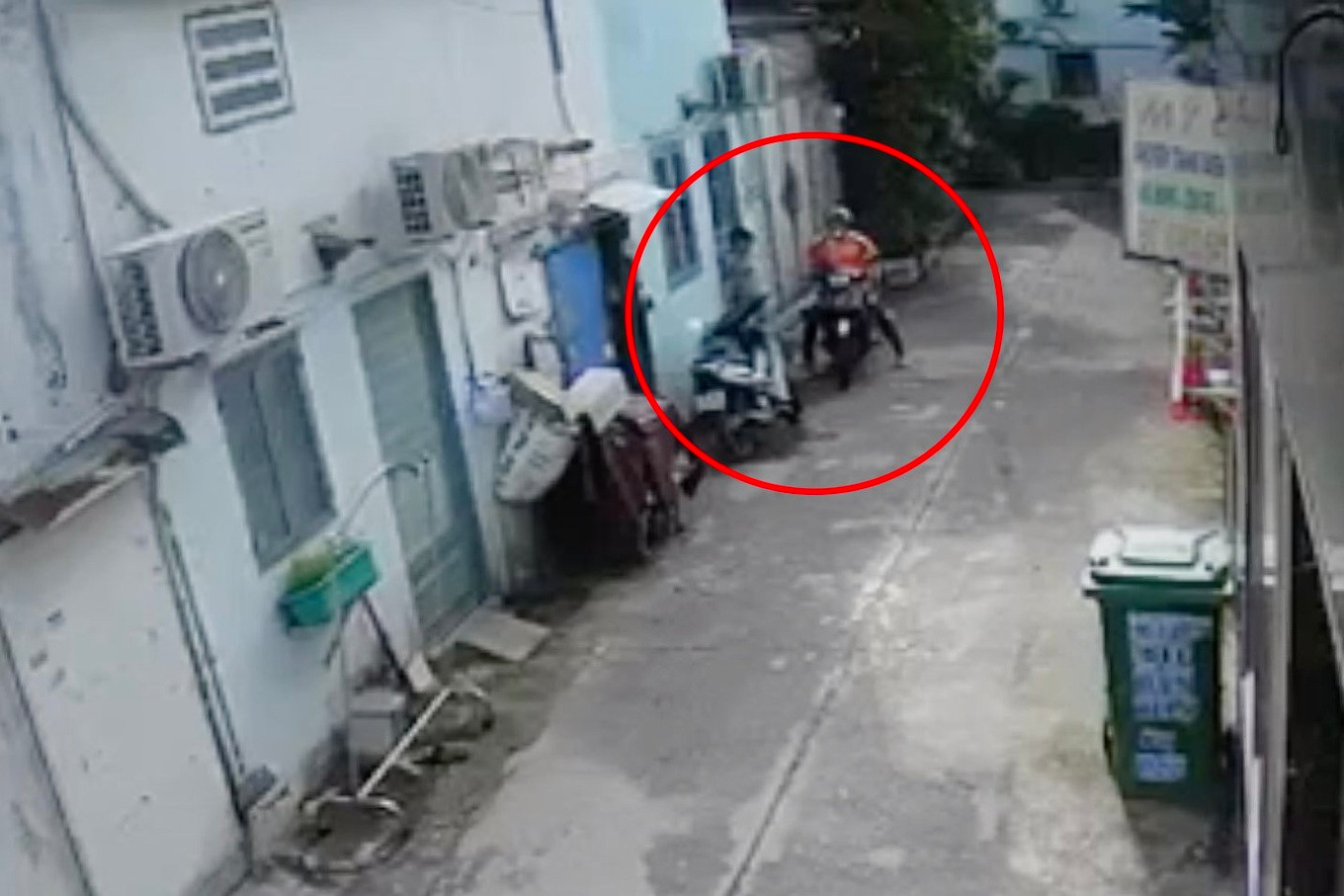 Người đàn ông mặc áo xe ôm tiếp cận bé gái tại cổng khu nhà trọ (Ảnh: Cắt từ clip). Người đàn ông mặc áo xe ôm tiếp cận bé gái tại cổng khu nhà trọ (Ảnh: Cắt từ clip).