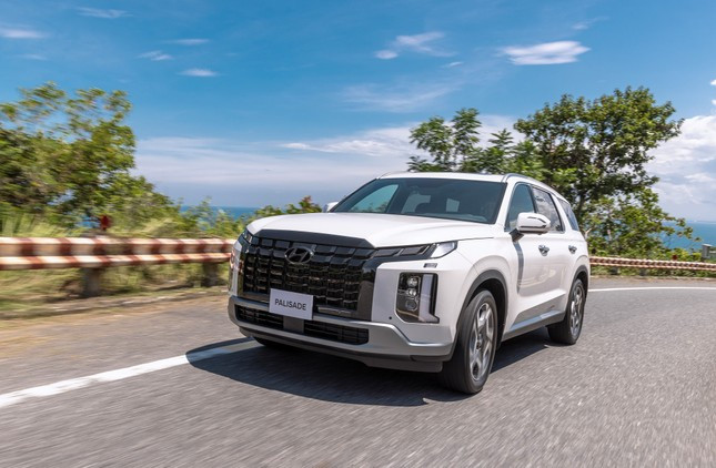 Hyundai Palisade có giá thấp hơn Ford Explorer gần 1 tỷ đồng dù được nhận định là đối thủ cùng phân khúc.