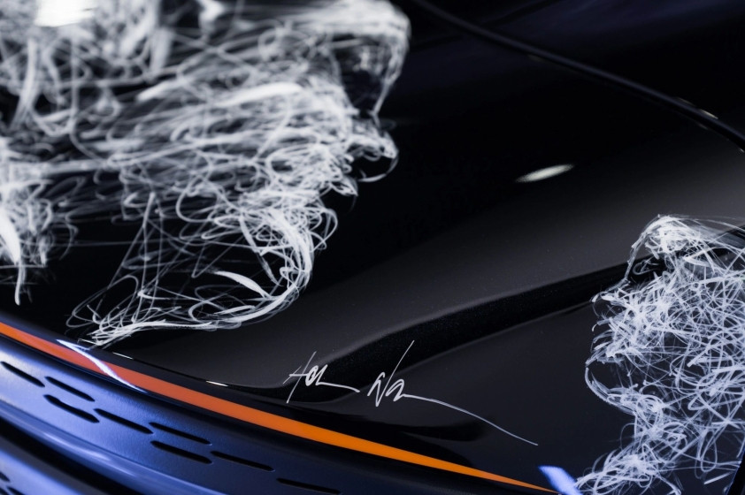 Các nét vẽ của Hom Nguyễn thể hiện vẻ đẹp dịu dàng của người phụ nữ. Các nét vẽ của Hom Nguyễn thể hiện vẻ đẹp dịu dàng của người phụ nữ.