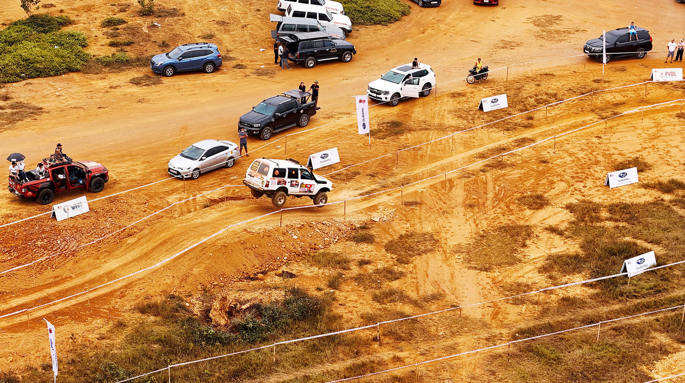 Ở một đường đua khác, những con dốc sẽ khiến phương tiện bay lên không trung trong tích tắc khi di chuyển ở dải tốc độ cao. Do đó, chiếc xe cần phải kiểm tra kỹ càng, đặc biệt ở bộ phận phuộc, cầu để đảm bảo an toàn cho tay đua.
