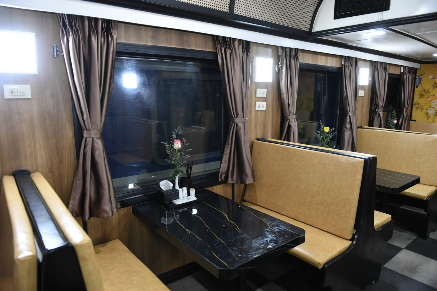 Phòng ăn của tuyến SE19/SE20 có nhiều cải tiến mới. Phòng ăn của tuyến SE19/SE20 có nhiều cải tiến mới.