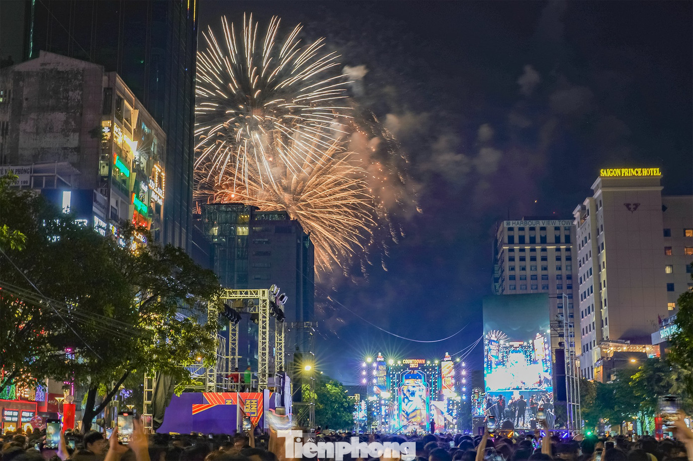 Việt Nam sẽ tổ chức các lễ hội đón năm mới hoành tráng, thu hút nhiều du khách. Việt Nam sẽ tổ chức các lễ hội đón năm mới hoành tráng, thu hút nhiều du khách.