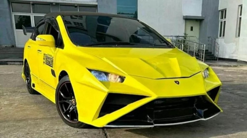 Honda Civic độ thành siêu xe Lamborghini.