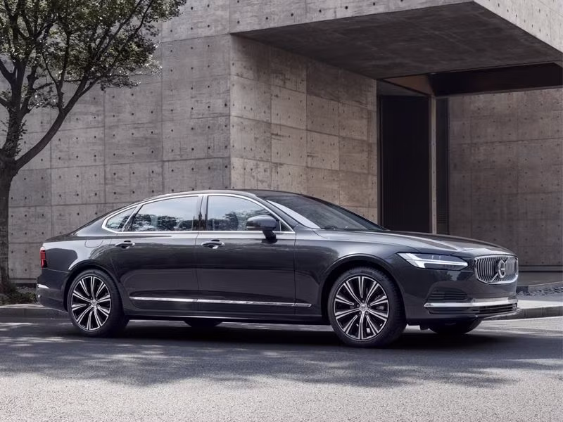 Volvo S90 sở hữu vẻ ngoài bề thế.