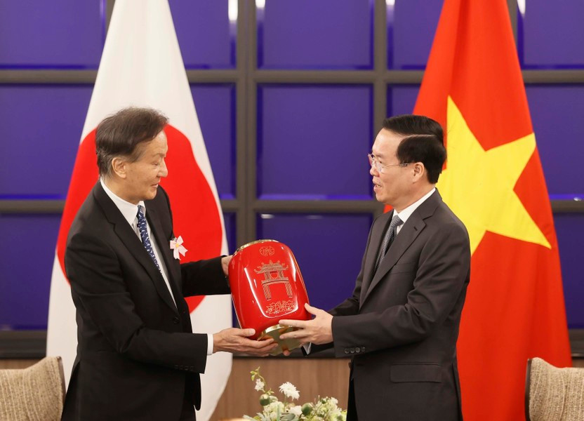 Chủ tịch nước Võ Văn Thưởng tặng quà lưu niệm cho Hiệp hội Hữu nghị Kyushu-Việt Nam. (Ảnh: Thống Nhất/TTXVN).