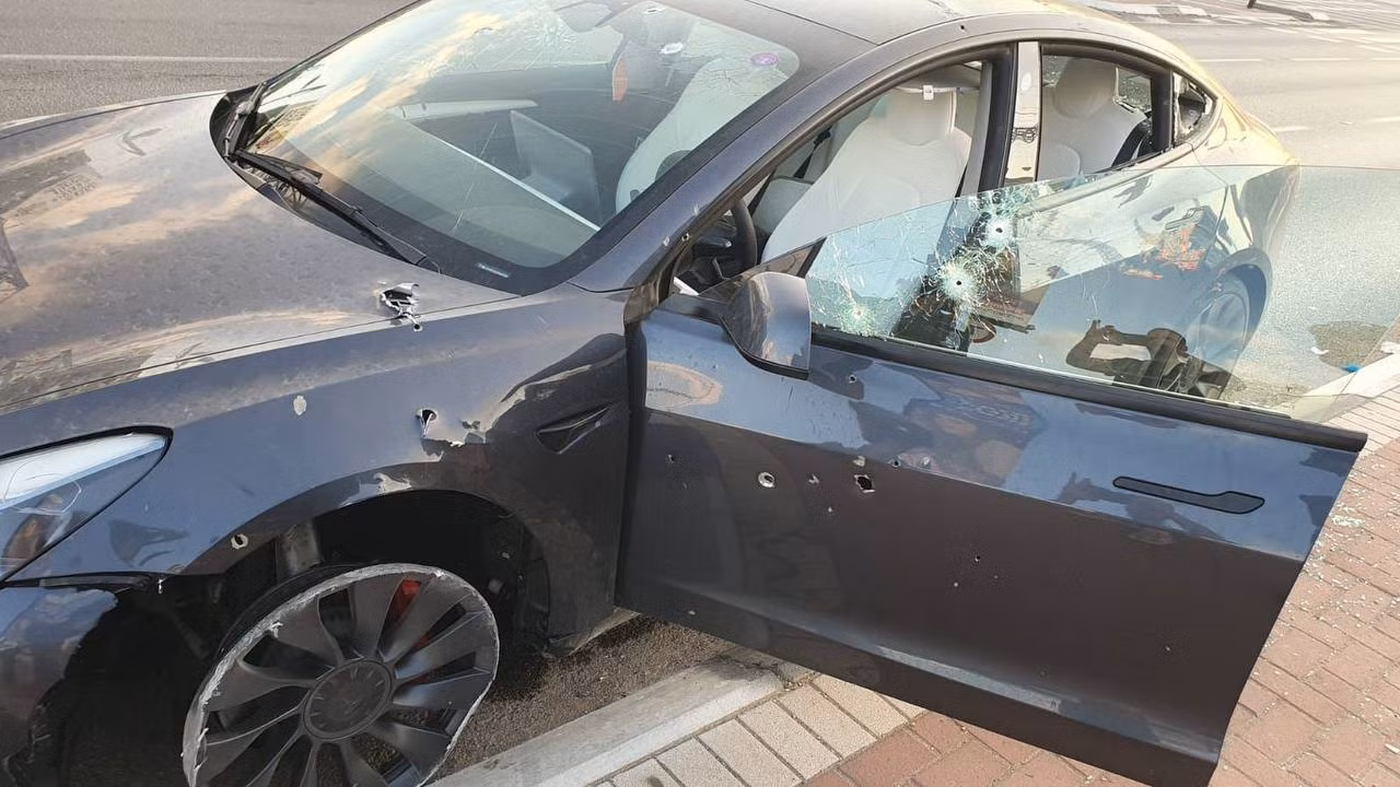 Chiếc Tesla Model 3 Performance nhận hơn 100 phát đạn bởi súng tiểu liên. Chiếc Tesla Model 3 Performance nhận hơn 100 phát đạn bởi súng tiểu liên.
