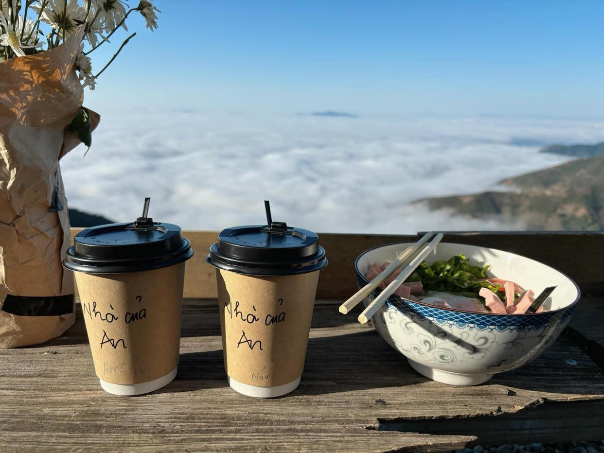 Trào lưu ăn sáng, uống cafe ở "view triệu đô" đang thu hút giới trẻ ưa khám phá. Ảnh: Le Thi.