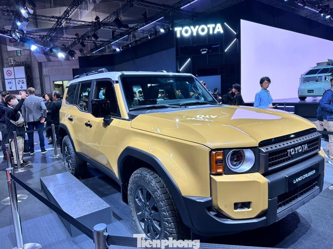 Đáng chú ý, mẫu xe gầm cao phiên bản mới nhất sẽ có các đường nét cổ điển của những thế hệ đầu tiên. Về truyền động, nhiều khả năng Land Cruiser sẽ có động cơ V6 3.4 lít tăng áp kép, sản sinh công suất 349 mã lực và có thể cung cấp tùy chọn động cơ hybrid i-Force Max, tạo ra tổng công suất 437 mã lực. Đáng chú ý, mẫu xe gầm cao phiên bản mới nhất sẽ có các đường nét cổ điển của những thế hệ đầu tiên. Về truyền động, nhiều khả năng Land Cruiser sẽ có động cơ V6 3.4 lít tăng áp kép, sản sinh công suất 349 mã lực và có thể cung cấp tùy chọn động cơ hybrid i-Force Max, tạo ra tổng công suất 437 mã lực.