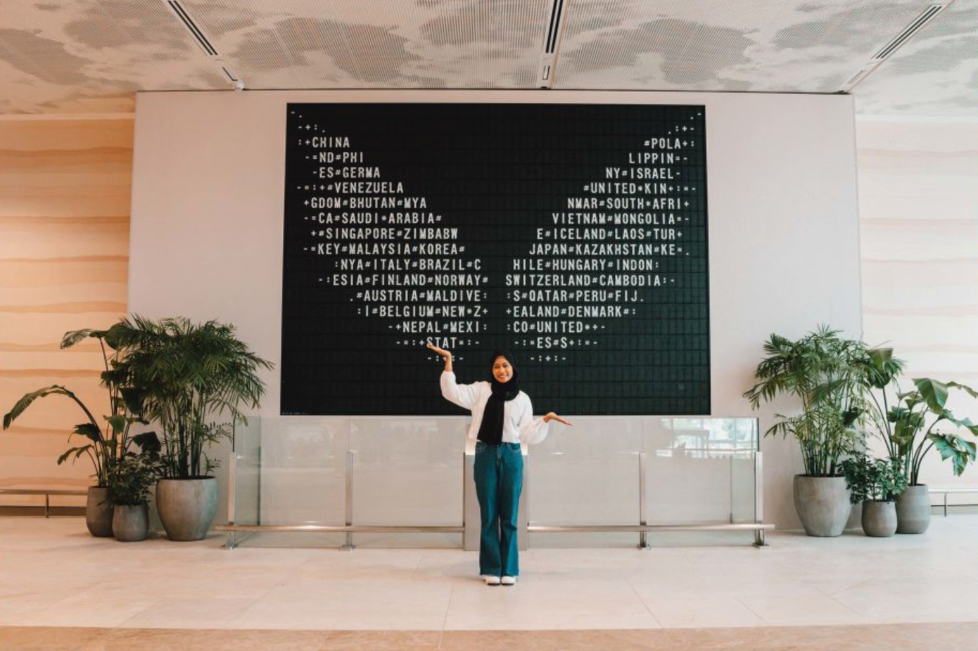 Trong khi đó, những người hâm mộ du lịch cổ điển có cơ hội nhìn ngắm tác phẩm nghệ thuật sắp đặt lấy cảm hứng từ bảng thông tin chuyến bay.