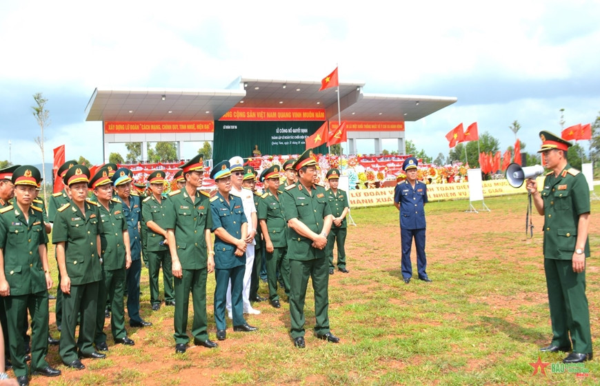 Lãnh đạo Cục Tác chiến điện tử-Bộ Tổng Tham mưu Quân đội nhân dân giới thiệu một số trang bị kỹ thuật của Lữ đoàn Tác chiến điện tử 96. Lãnh đạo Cục Tác chiến điện tử-Bộ Tổng Tham mưu Quân đội nhân dân giới thiệu một số trang bị kỹ thuật của Lữ đoàn Tác chiến điện tử 96.
