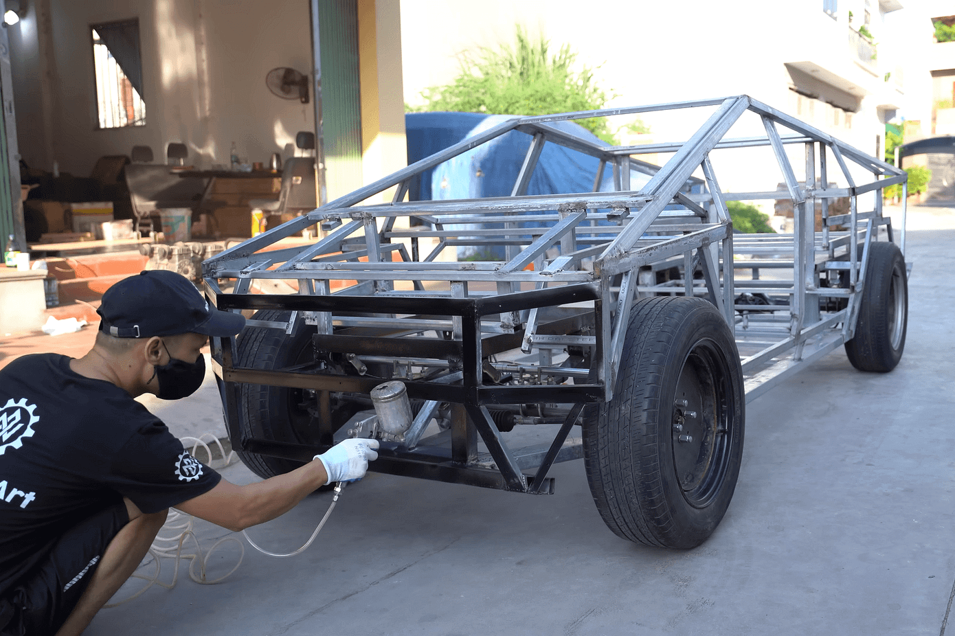 Phần khung xe được đo đạc, chế tác tỉ mỉ.