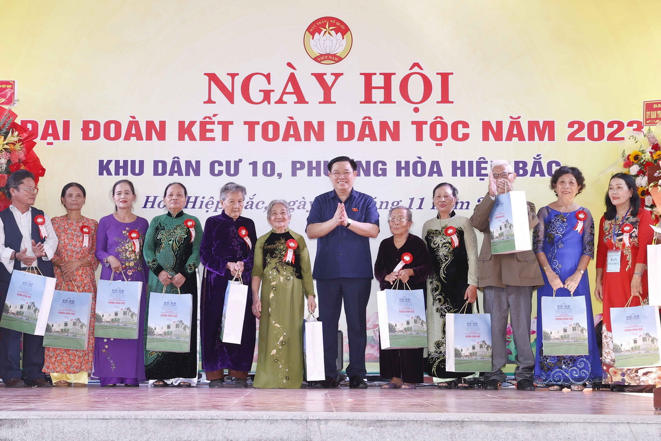 Chủ tịch Quốc hội Vương Đình Huệ trao quà cho các hộ gia đình tiêu biểu, gia đình chính sách. (Ảnh: Doãn Tấn/TTXVN). Chủ tịch Quốc hội Vương Đình Huệ trao quà cho các hộ gia đình tiêu biểu, gia đình chính sách. (Ảnh: Doãn Tấn/TTXVN).