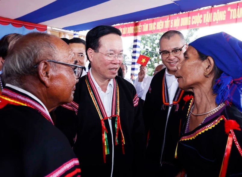 Chủ tịch nước Võ Văn Thưởng với người dân Liên khu dân cư xã Suối Trai, huyện Sơn Hoà, tỉnh Phú Yên. (Ảnh: Thống Nhất/TTXVN). Chủ tịch nước Võ Văn Thưởng với người dân Liên khu dân cư xã Suối Trai, huyện Sơn Hoà, tỉnh Phú Yên. (Ảnh: Thống Nhất/TTXVN).