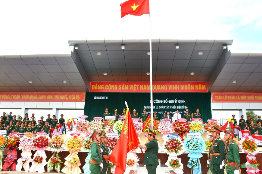 Thừa ủy quyền của Thủ trưởng Bộ Quốc phòng, Thượng tướng Huỳnh Chiến Thắng, Ủy viên Trung ương Đảng, Phó tổng Tham mưu trưởng Quân đội nhân dân Việt Nam, trao Quân kỳ Quyết thắng cho Lữ đoàn Tác chiến điện tử 96. Thừa ủy quyền của Thủ trưởng Bộ Quốc phòng, Thượng tướng Huỳnh Chiến Thắng, Ủy viên Trung ương Đảng, Phó tổng Tham mưu trưởng Quân đội nhân dân Việt Nam, trao Quân kỳ Quyết thắng cho Lữ đoàn Tác chiến điện tử 96.