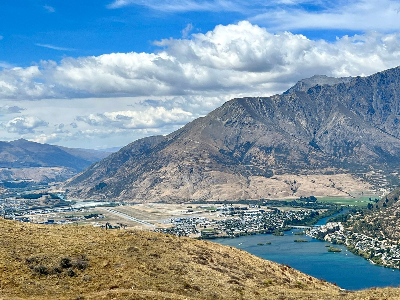 Thành phố Queenstown thu hút khách du lịch trên toàn thế giới.