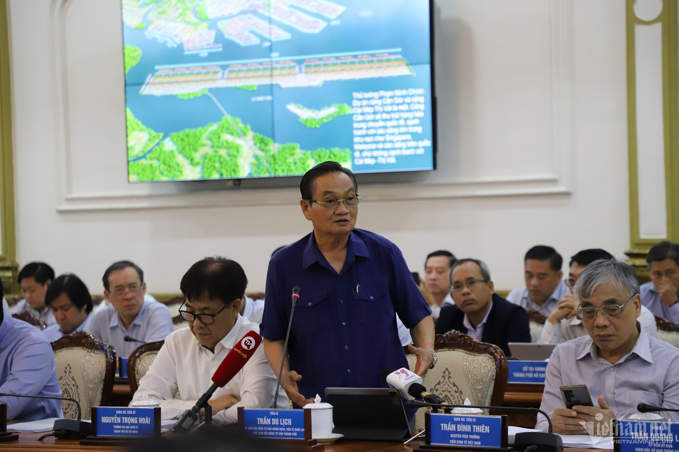 Tiến sĩ Trần Du Lịch phát biểu góp ý. Tiến sĩ Trần Du Lịch phát biểu góp ý.